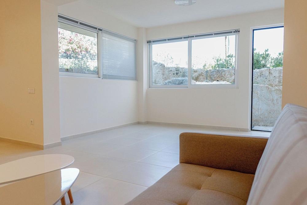 Phaedrus Living: Seaside Thalassa Cretan 101