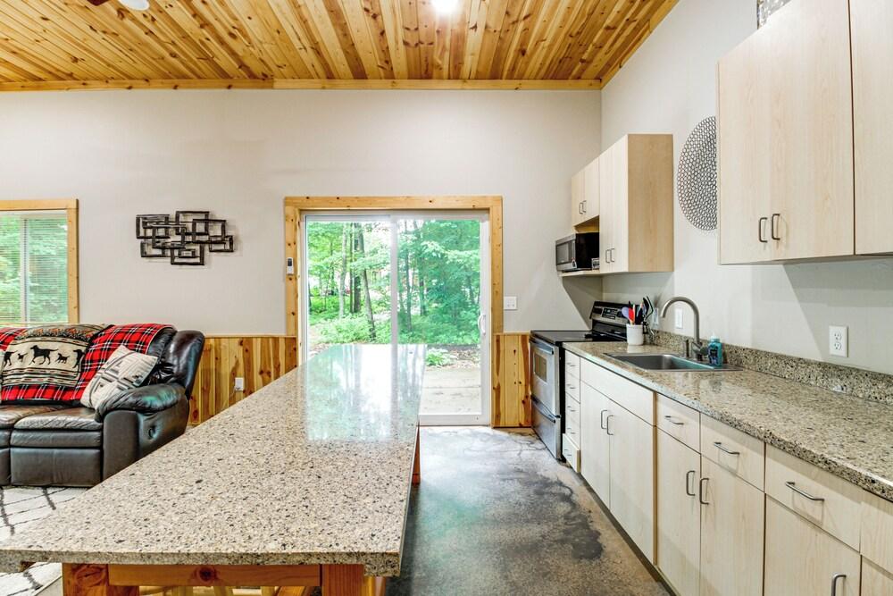 Hot Tub & Game Room: Lakefront Merrifield Retreat!