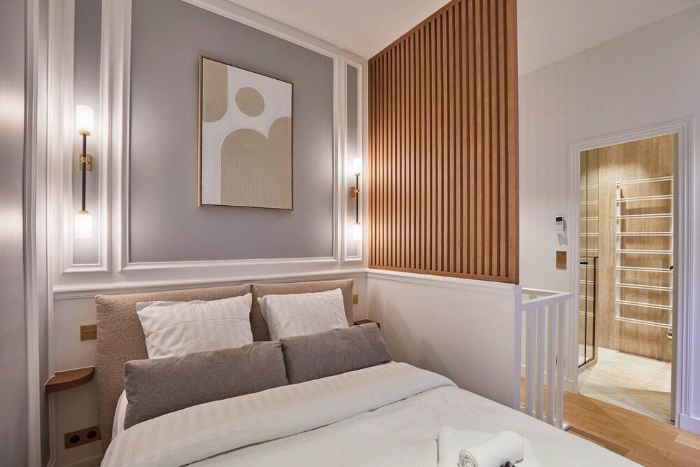 Sublim 1bdr AC Arc de Triomphe Champs Elysees by Studio Prestige
