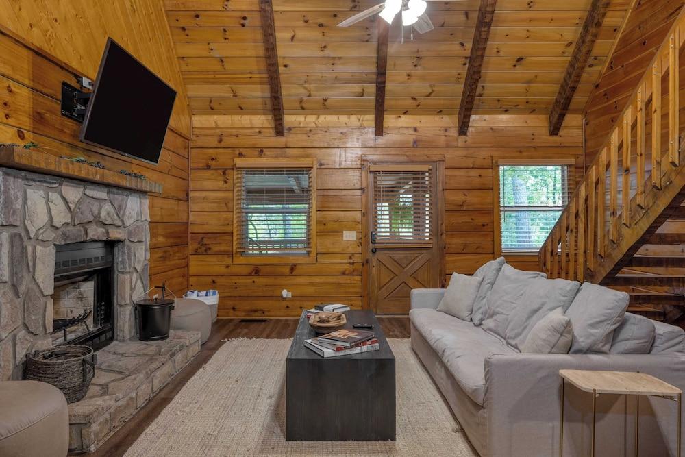 2 Cabins Game Room, Enclosed Porch, Hottub, Views Dudley I & II by Avantstay