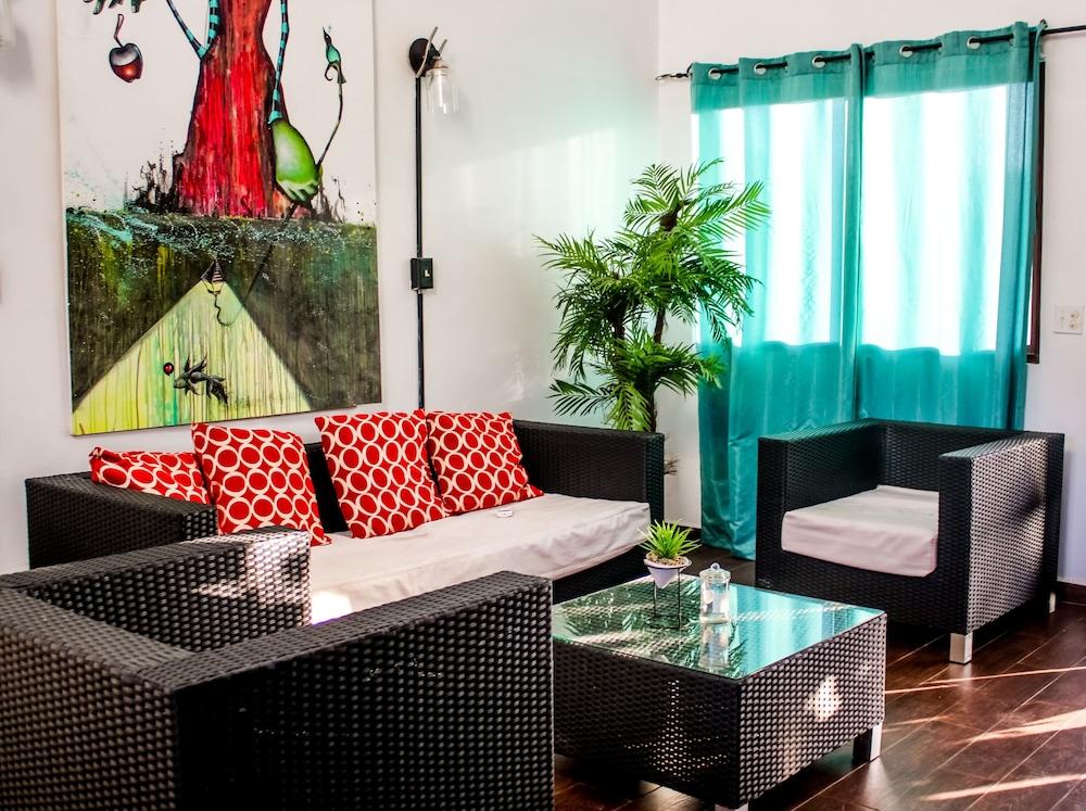 Country Hills Las Lajas