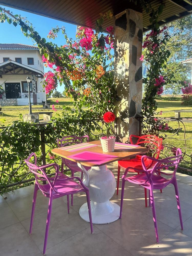 Country Hills Las Lajas