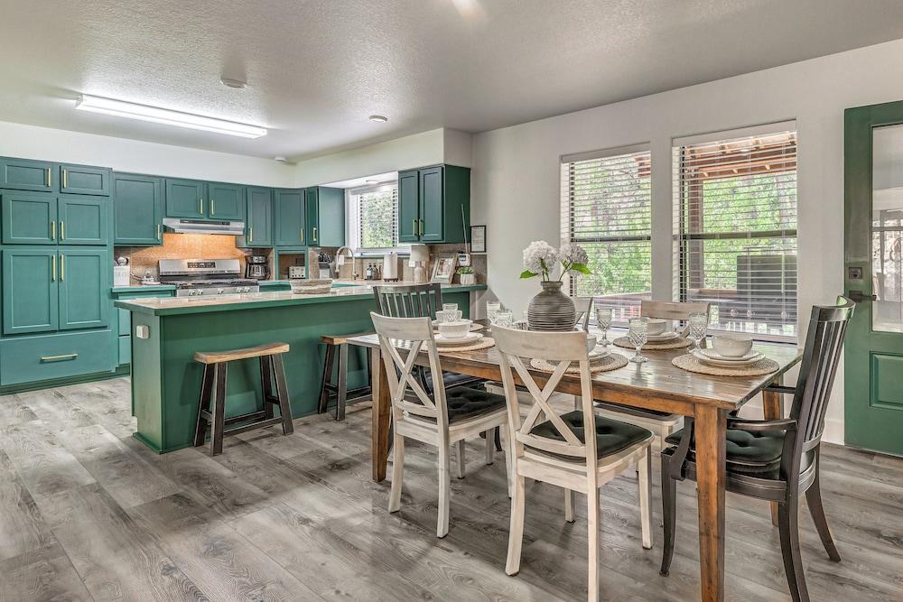 1 Mi to Grindstone Lake: Modern Ruidoso Retreat!