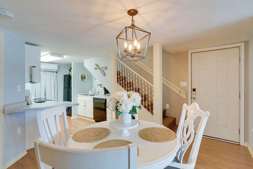 'lakeside Haven' w/ Deck & Views in Jefferson!