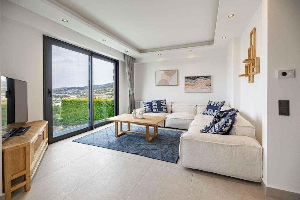 Stunning Villa With Private Pool and Luxuriest Views