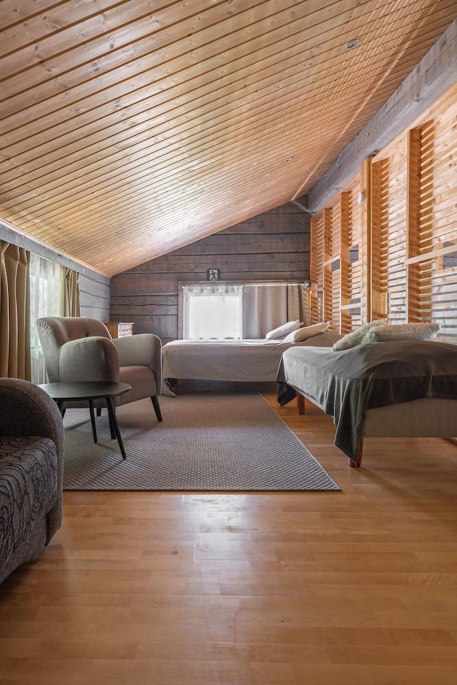 Scenic Lakeside Cabin in Tahko - Hot Tub