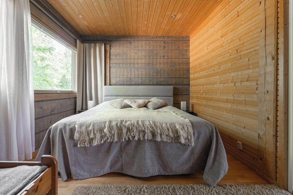 Scenic Lakeside Cabin in Tahko - Hot Tub