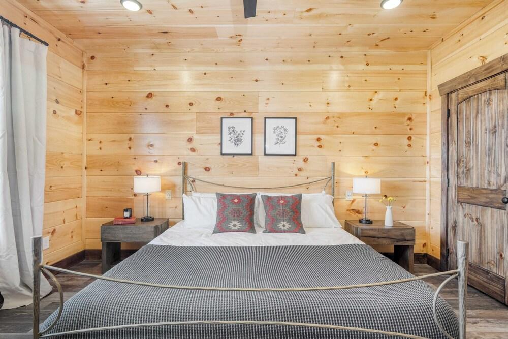 2 Homes Firefly Trail Way by Avantstay Sleeps 28, Indoor Pool + Hot Tub + Movie Theater & Game Room