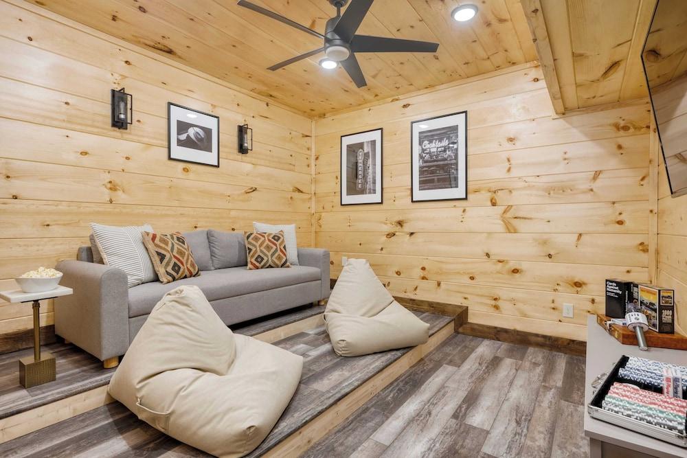 2 Homes Firefly Trail Way by Avantstay Sleeps 28, Indoor Pool + Hot Tub + Movie Theater & Game Room