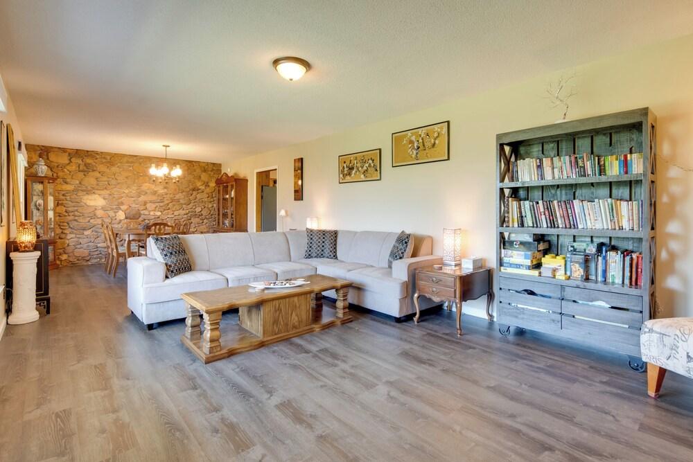 11 Mi to Asheville: Scenic Retreat w/ Game Room