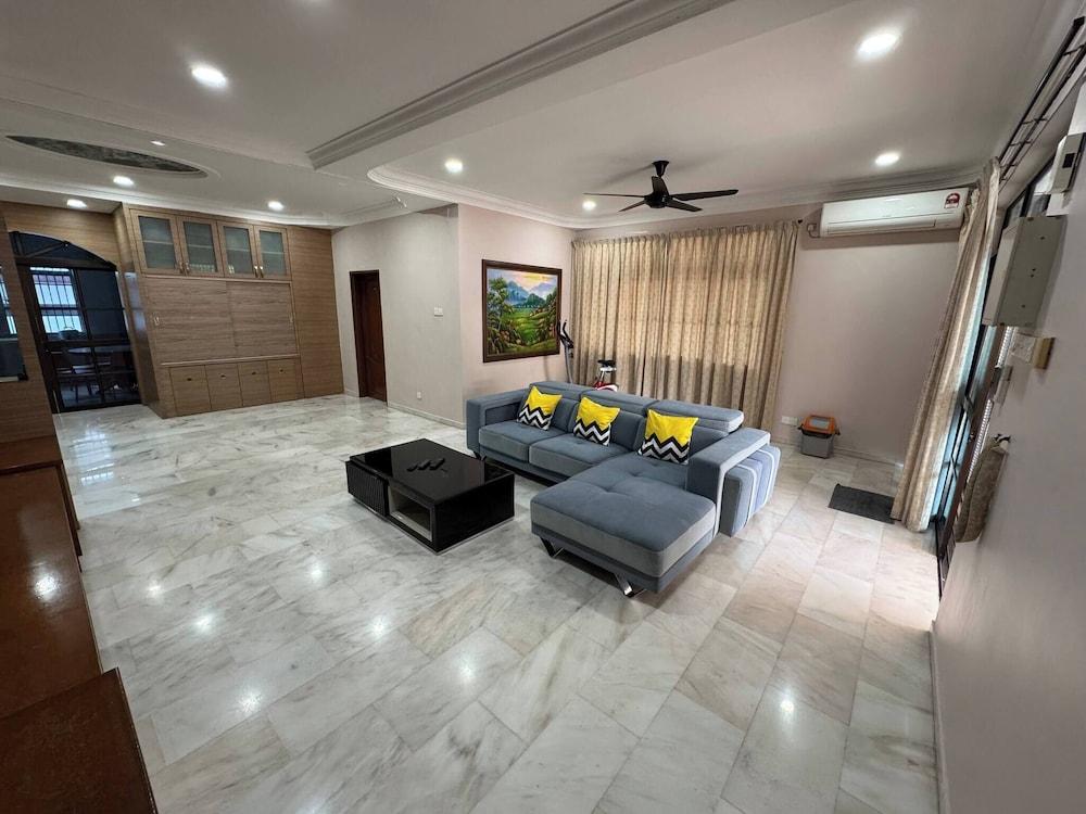 Cozy Johor Bahru Home With Family Room and Unblock Balcony View