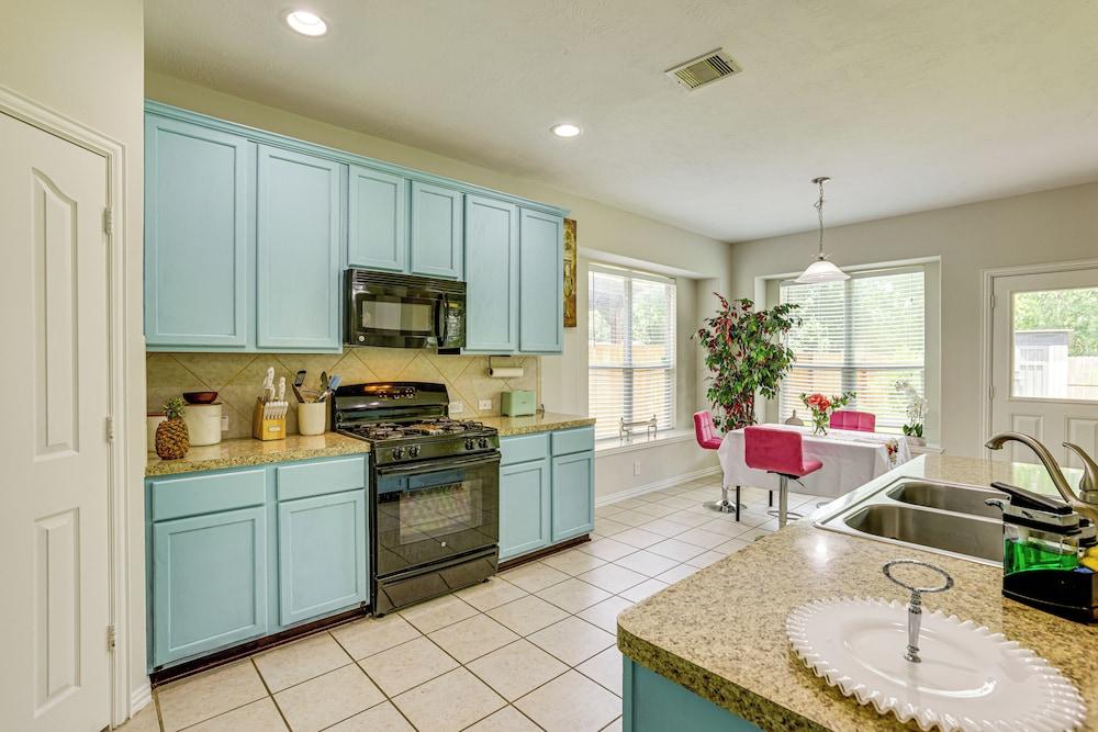 Group-ready Getaway in North Houston!