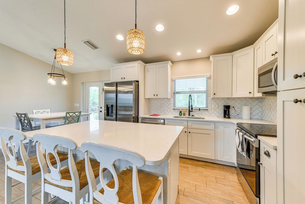 3 Mi to Public Beach: Port Charlotte Getaway!