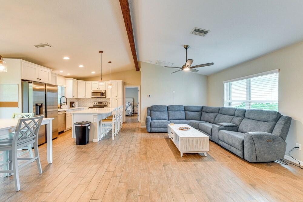 3 Mi to Public Beach: Port Charlotte Getaway!