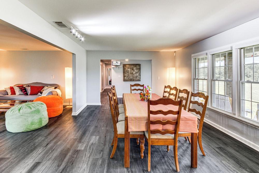 Group-friendly Home w/ Game Room in Albany!