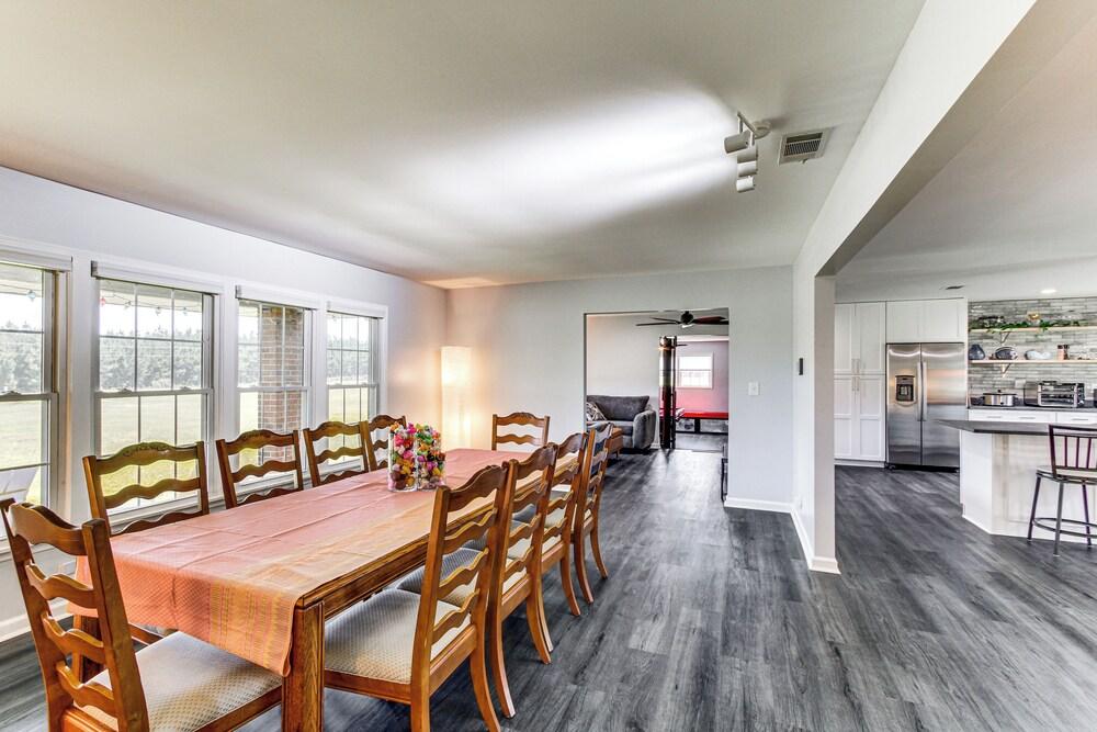 Group-friendly Home w/ Game Room in Albany!