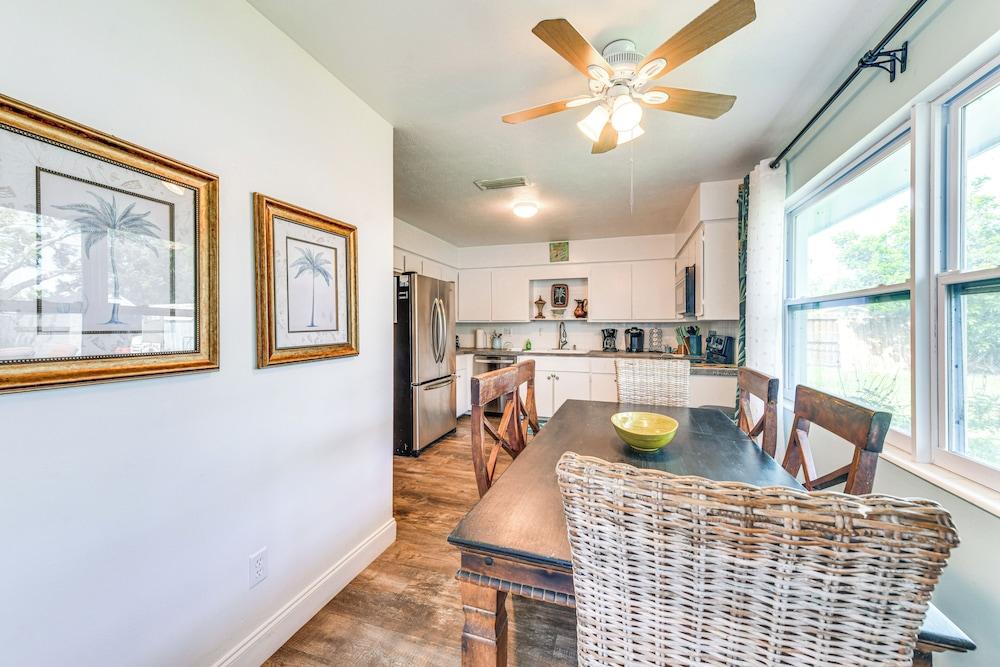 Backyard Hangouts: Bradenton Home Near Dining!