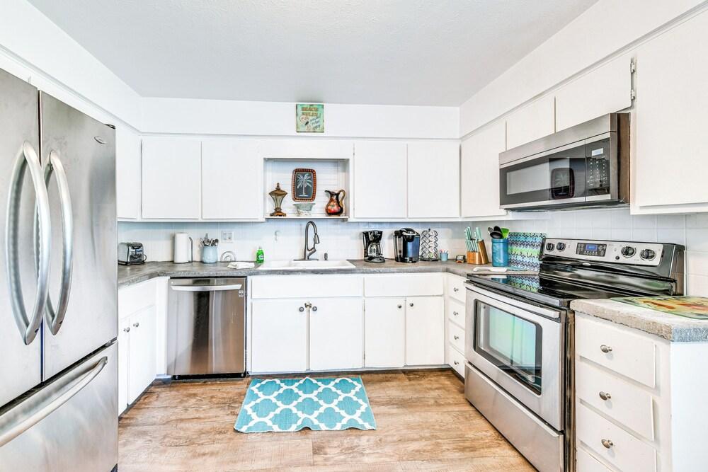 Backyard Hangouts: Bradenton Home Near Dining!