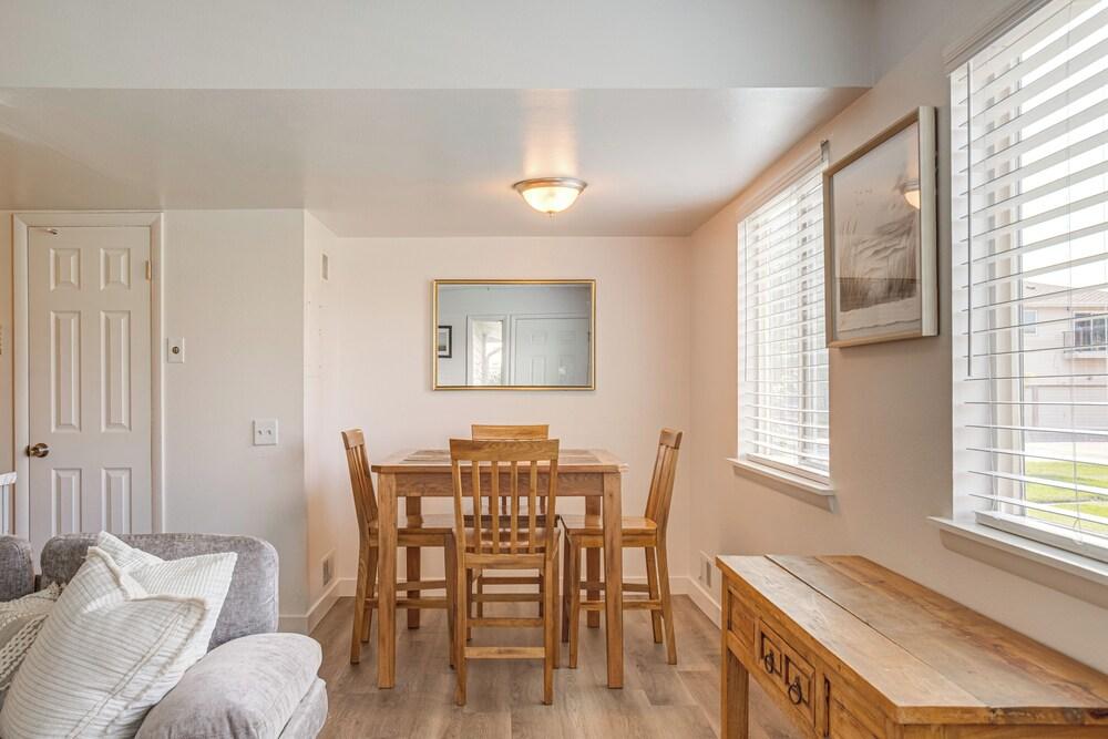 Explore Red Rocks & Green Mtn: Townhome w/ Pool!