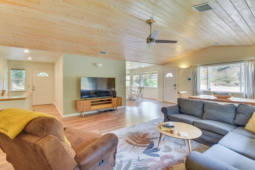 Gateway to Yosemite: Group-friendly Groveland Home
