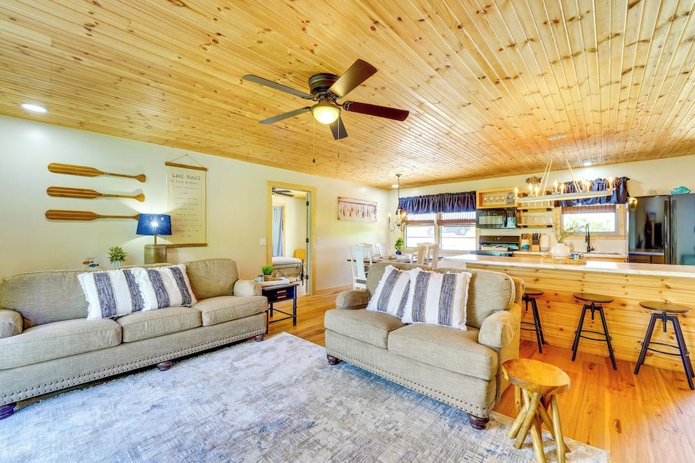 Near Table Rock Lake: Family Home w/ Deck & Views