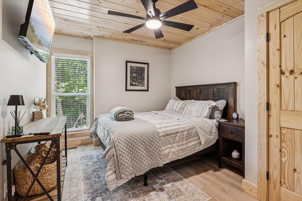 Bear Cheeks 4 Bedroom Cabin