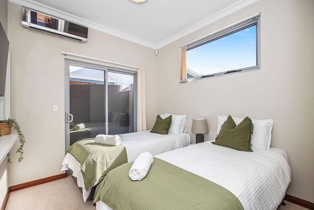 Designer Luxury 3brd - Epic Views - South Perth