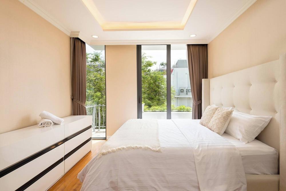 Modern Luxury Poolhaus With Lift