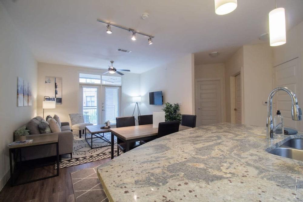 Revive Tanglewood Stunning 2BR in Uptown Houston