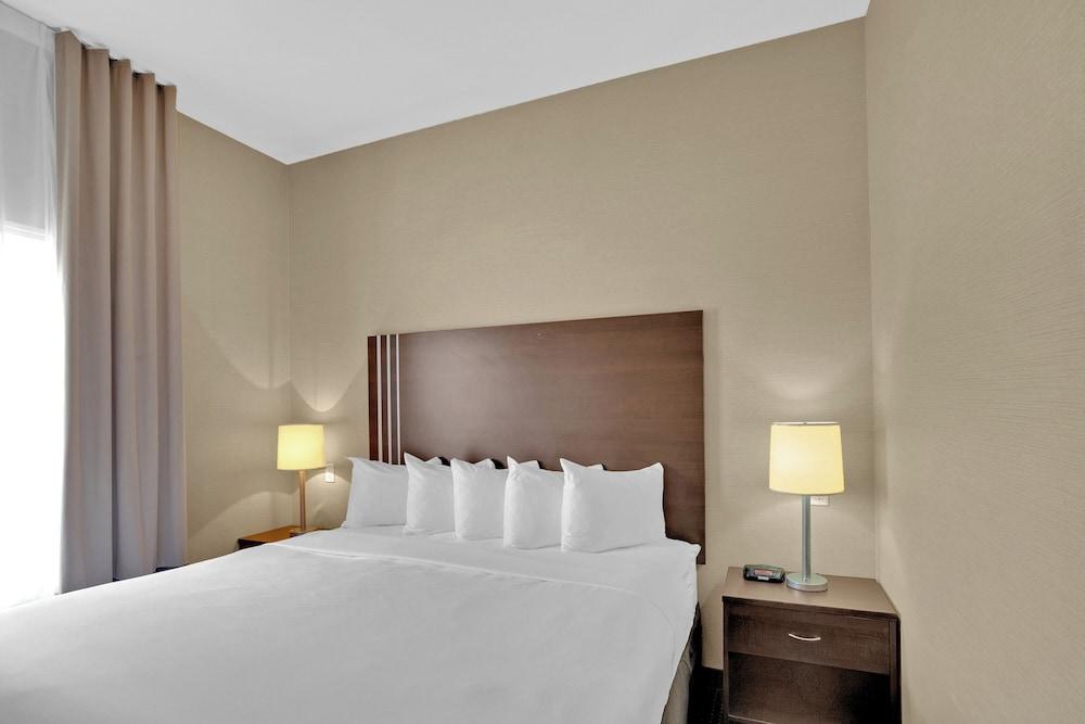 Duvernay Inn & Suites