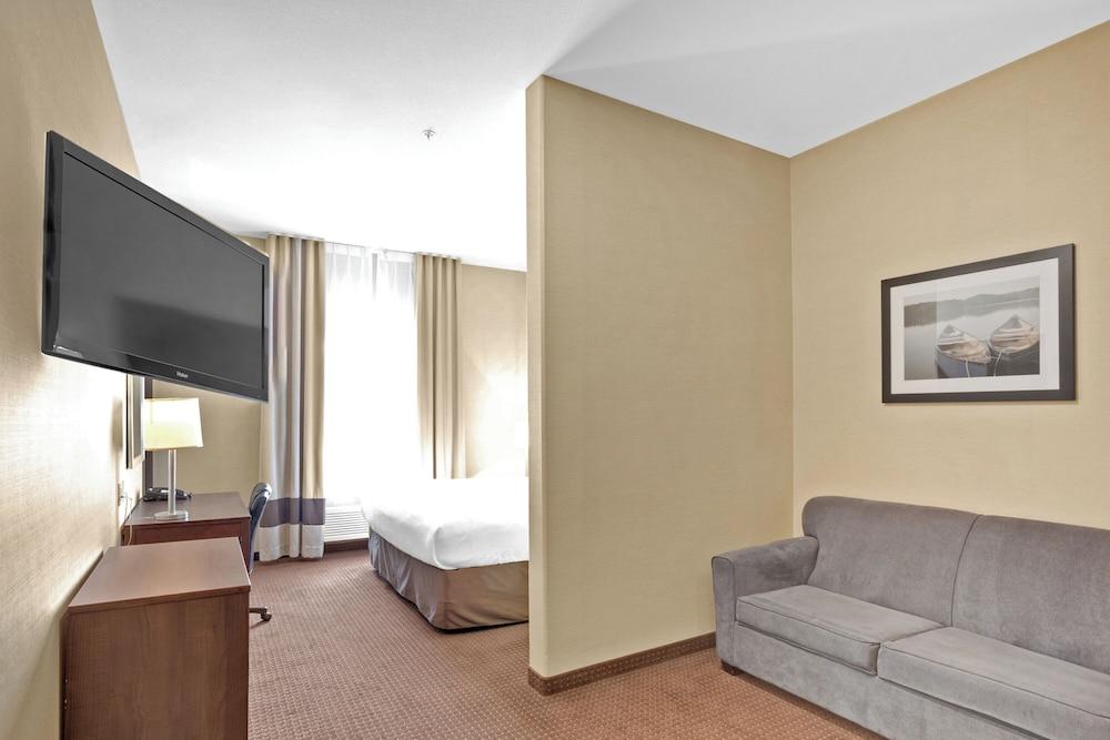 Duvernay Inn & Suites