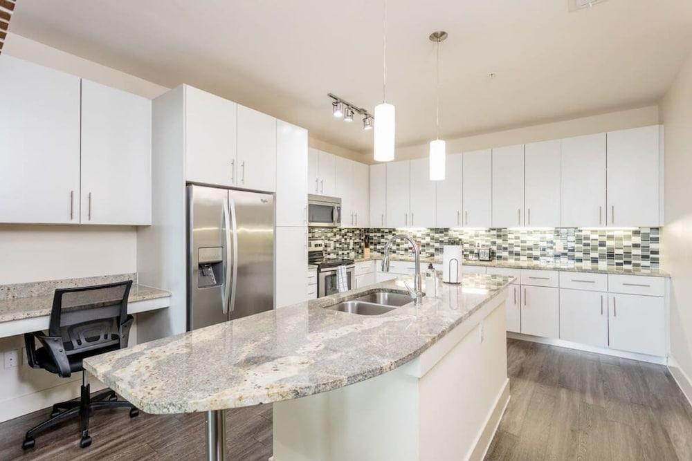 Renew Tanglewood 3-bedroom in Uptown Houston