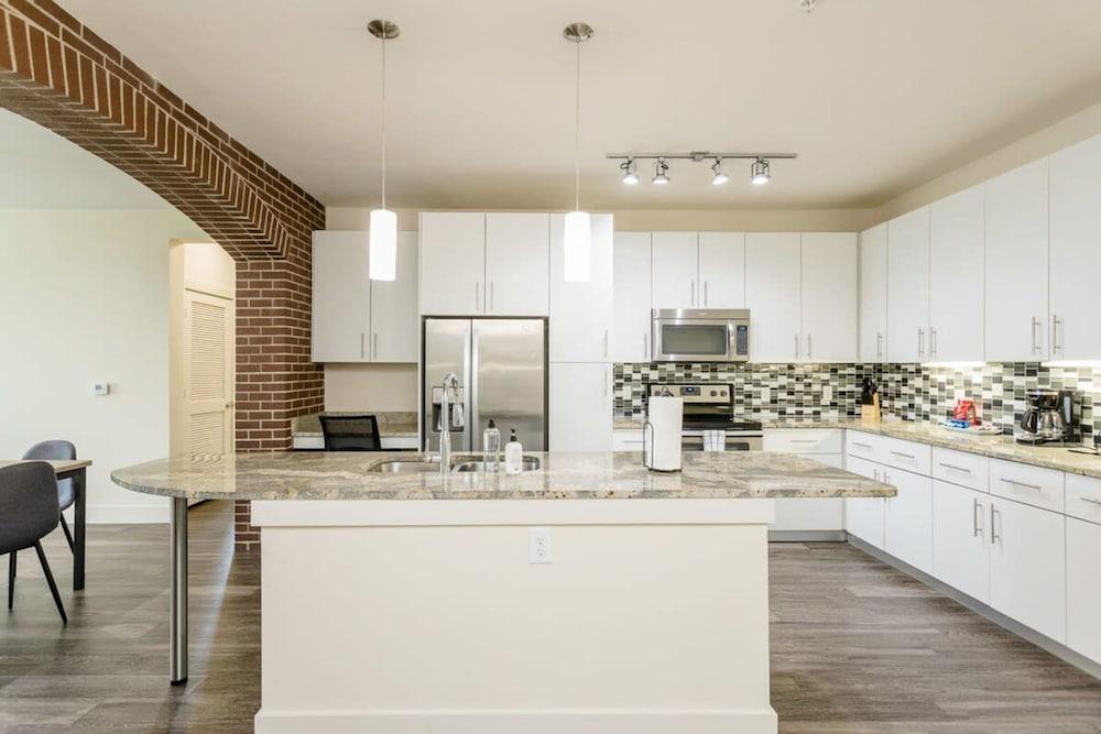 Renew Tanglewood 3-bedroom in Uptown Houston