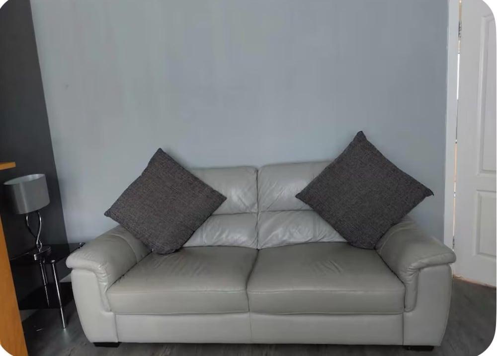 3 Bedroom House Ideal for Contractors Sleeps 6