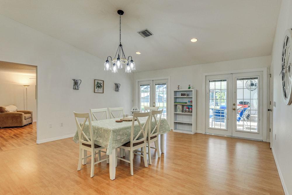 Sunny Sarasota Stay: Screened Pool + Pet Friendly