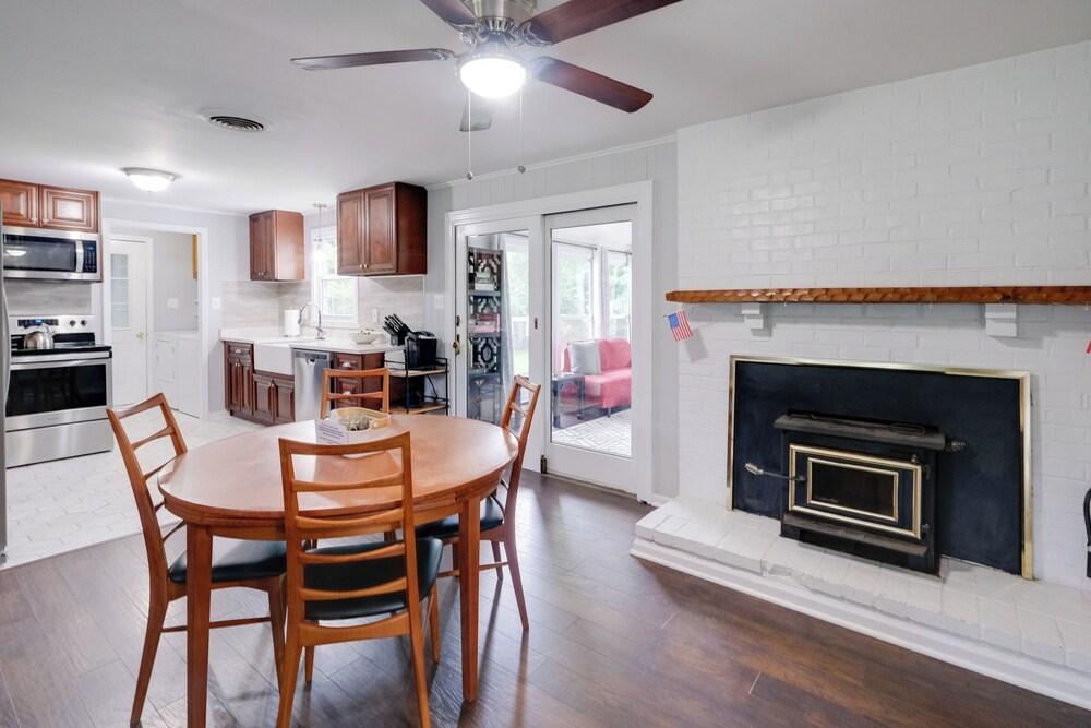 Fish, Relax & Enjoy Lake Views: Colonial Beach Gem