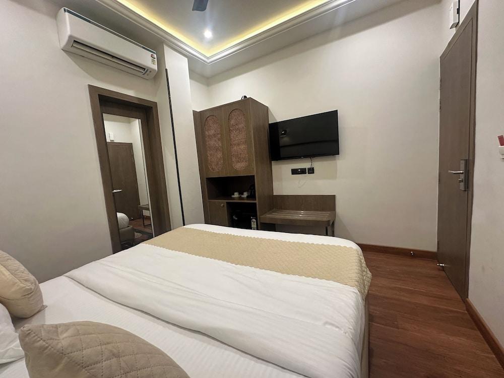 Hotel Temple City by Novelty