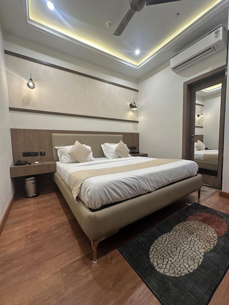 Hotel Temple City by Novelty