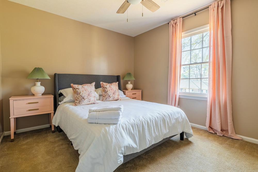 Serene Modern Getaway with Pool&games