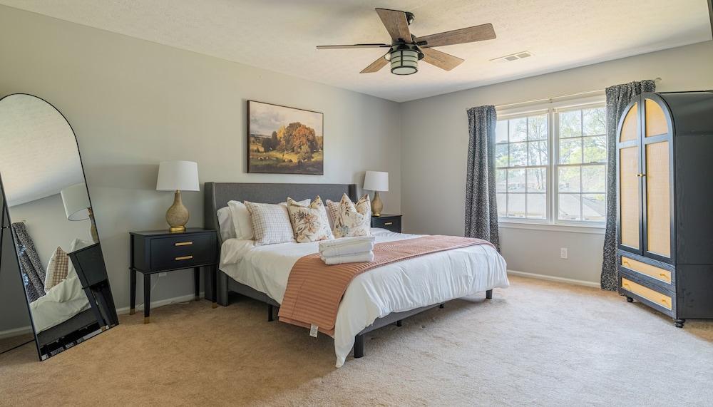 Serene Modern Getaway with Pool&games