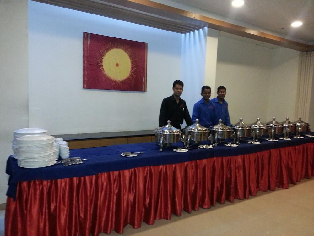 Hi5 Hotel & Experience