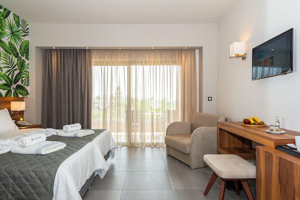 Solimar Aquamarine Resort