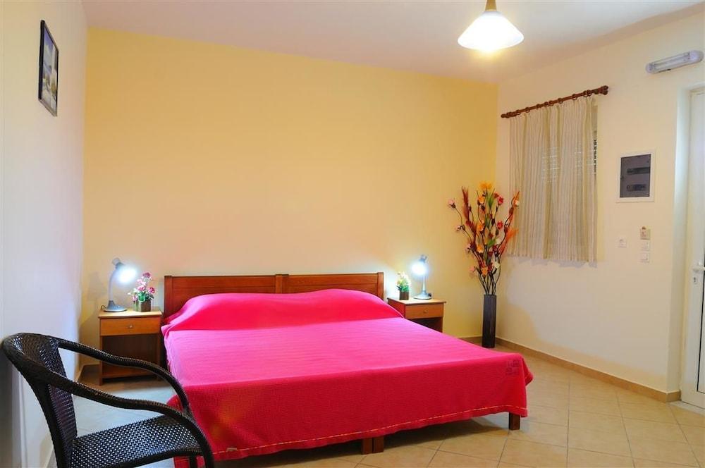 Nikos 2 Studios & Apartments