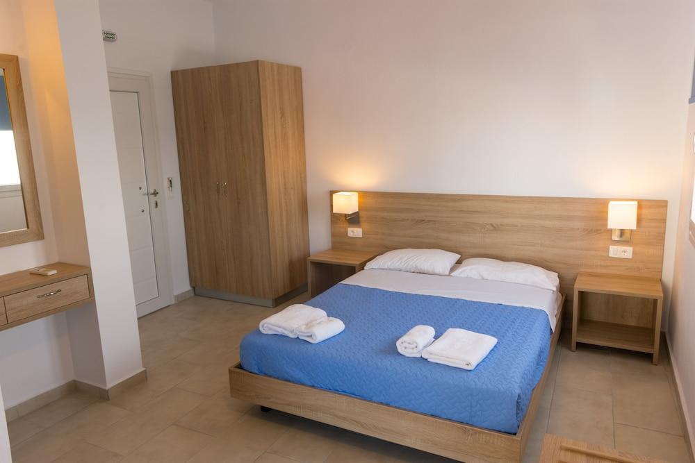 Socrates Apartments & Restaurant