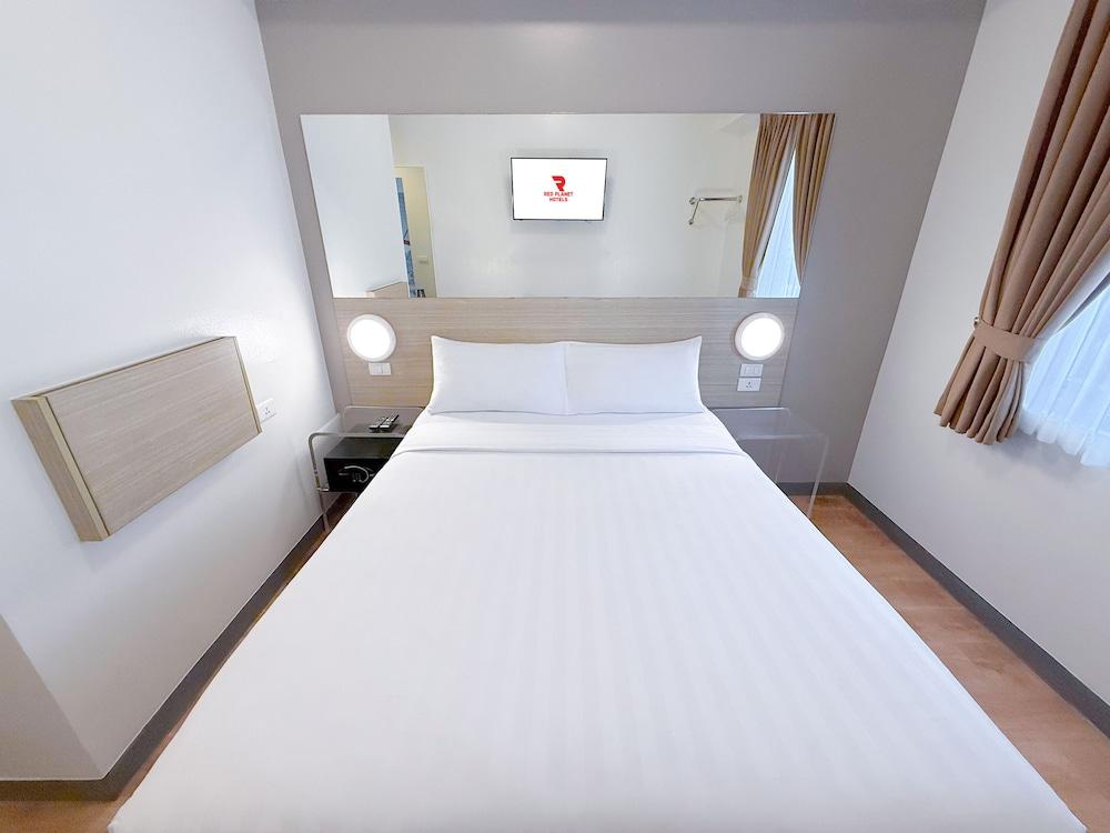 Red Planet Makati Amorsolo