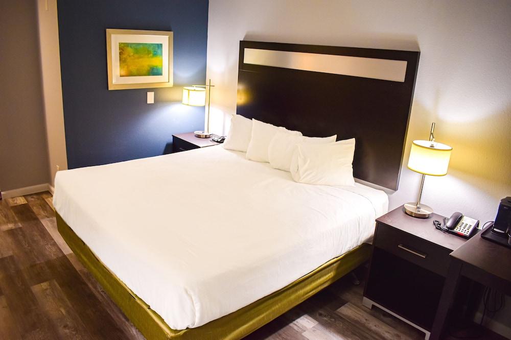 Baymont by Wyndham Midland Center