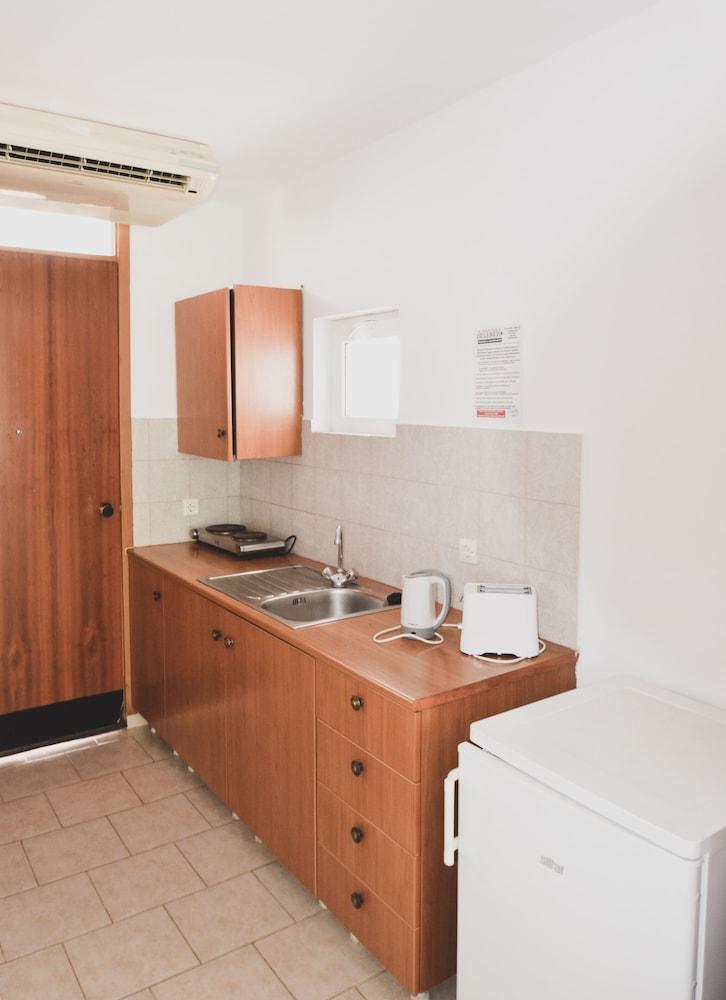 Coliseum Studios & Apartments