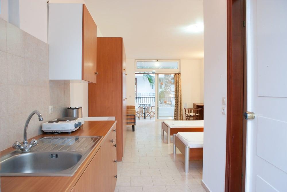 Coliseum Studios & Apartments