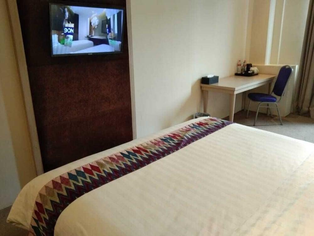 W Three Premier Hotel Lagaligo