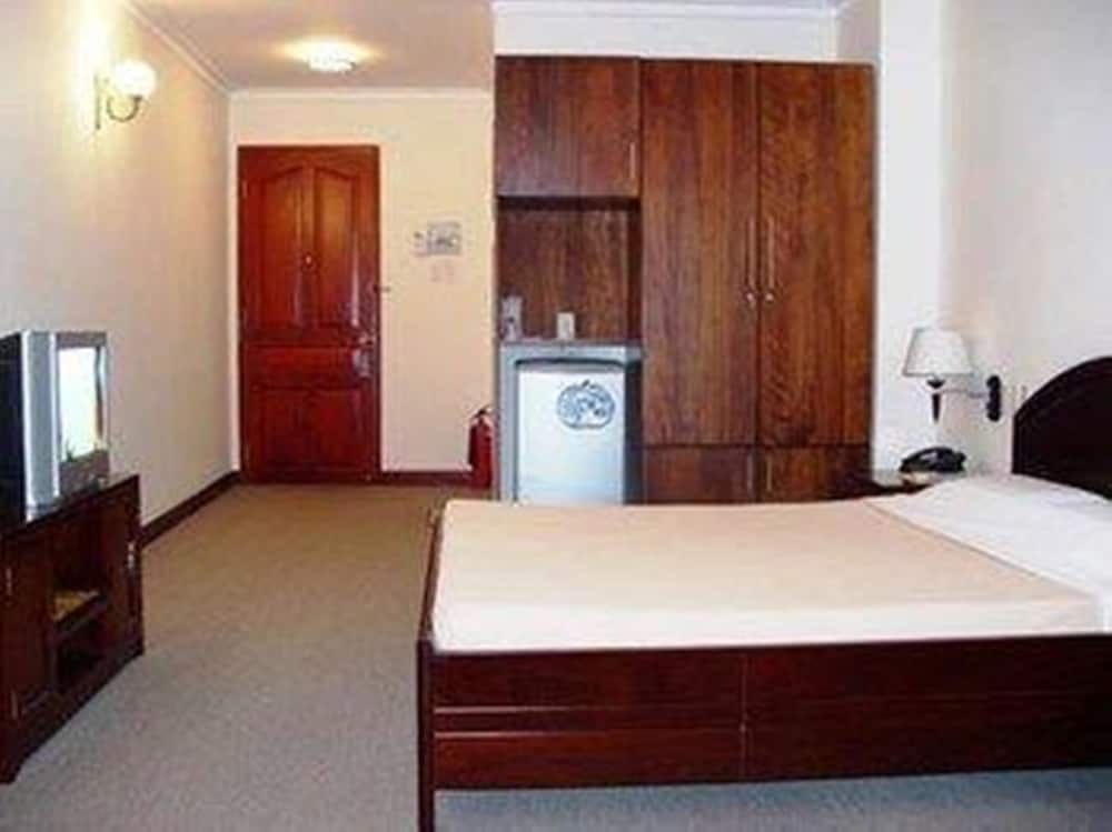 Nha Khach Tien Giang